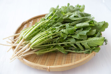 ザルの盛られた葉大根