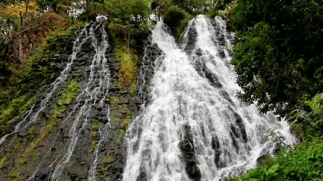 世界遺産知床の観光名所「オシンコシンの滝」