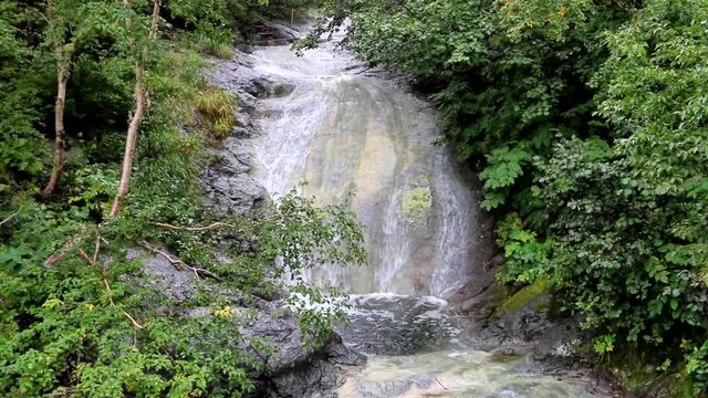 世界遺産知床の観光名所「カムイワッカ湯の滝」