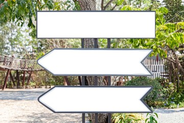 Obraz premium Blank Stainless steel signpost at the park