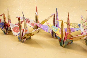 背景素材　綺麗な彩の折鶴