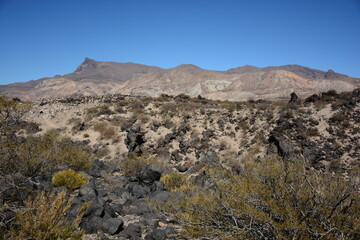 Rocas volcánicas con montañas de fondo en Mendoza, Argentina