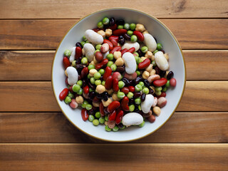 다양한 색상의 신선한 유기농 콩  
