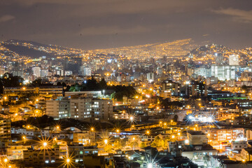 Vista nocturna de la ciudad de Quito en Ecuador