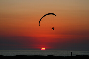 parapente al atardecer en Punta del Este - Uruguay