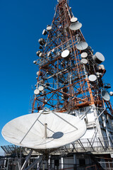 Torre de transmissão de radio e televisão no alto do morro. 