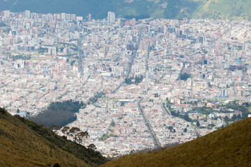 Vista de la ciudad de Quito con sus edificios 