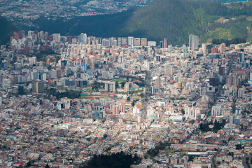 Naklejka premium Vista de la ciudad de Quito con sus edificios 
