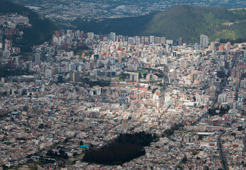 Naklejka premium Vista de la ciudad de Quito con sus edificios 