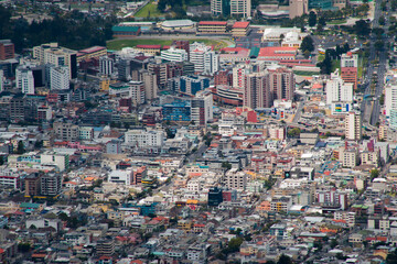 Fototapeta na wymiar Vista de la ciudad de Quito con sus edificios 