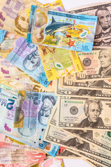 Cenital de grupo de billetes de dólares estadounidenses y billetes colones de Costa Rica
