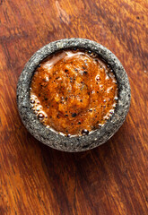 Salsa roja picante en molcajete de piedra