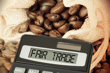 Ein Jutesack mit Kaffee, Taschenrechner und Fair Trade