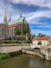Blick auf die Peterskirche in Görlitz von der Altstadtbrücke über der Neiße