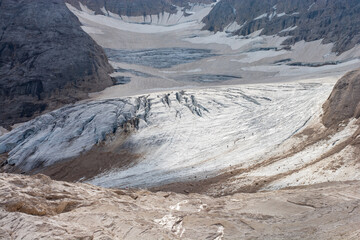 il ghiacciaio della Marmolada nei mesi estivi
