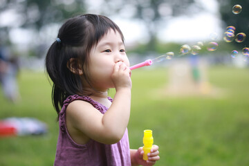 	しゃぼん玉で遊ぶ女の子