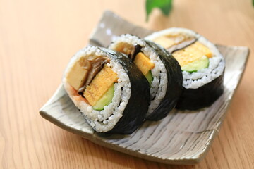 お皿に乗った上太巻き寿司