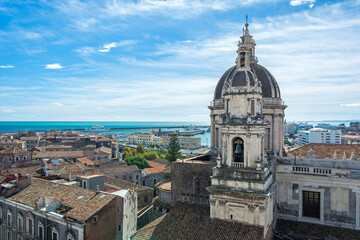 Fototapeta na wymiar View over the cityscape of Catania on the island of Sicily in Italy with famous cathedral (Cattedrale di Sant'Agata) and harbour
