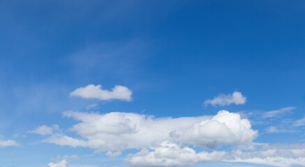 Landschaft Panorama vom blauen Himmel mit Wolken