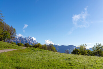 Fototapeta na wymiar Paysage de montagne dans le parc Naturel Régional des Bauges en Savoie dans les Alpes françaises au printemps près du village de Thénézol