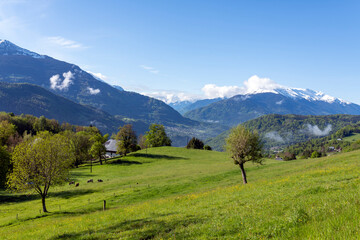 Paysage de montagne dans le parc Naturel Régional des Bauges en Savoie dans les Alpes françaises au printemps près du village de Thénézol