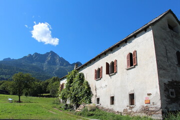 Fototapeta na wymiar old stone houses in a idylic mountain village