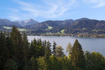 Fototapeta na wymiar Blick vom Panoramaweg auf den Tegernsee in Oberbayern