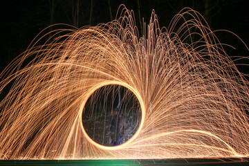 Funkenflug im Feuerrad nachts