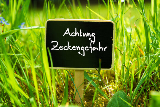 Schild Achtung Zeckengefahr