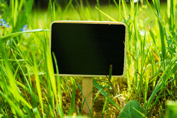 Werbeschild im Gras