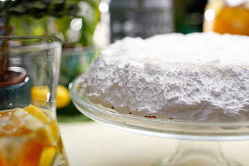 Biały kremowy tort kokosowy