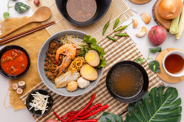 Hokkien mee are tossed in pork lard and served with fish balls, shrimp.
Hokkien mee is a Southeast Asian dish that has its origins in the cuisine of China's Fujian (Hokkien) province