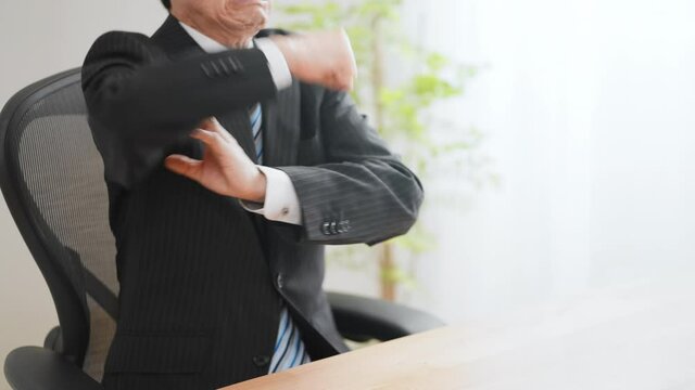 高齢のビジネスマンイメージ　叱る