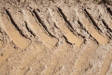 Nasse Baggerspuren im Sand auf einer Baustelle, Wasserpfütze, Hintergrund, Deutschland, Europa