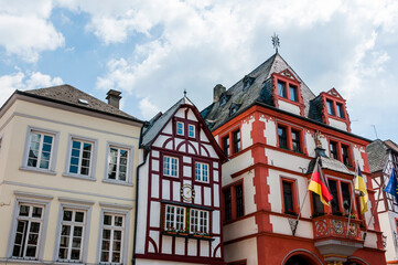 Fototapeta premium Bernkastel, Altstadt, Altstadthäuser, Mosel, Weinberge, Fachwerkhäuser, Moselufer, Fluss, Schifffahrt, Bernkastel-Kues, Frühling, Rheinland-Pfalz, Deutschland