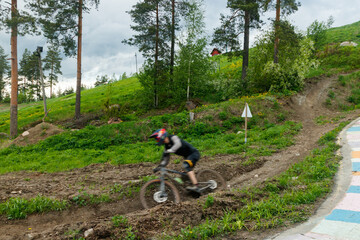 Naklejka premium Mountain biker is riding down the hill