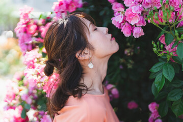 Fototapeta premium バラ園にいる女性