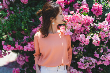 Fototapeta premium バラ園にいる女性