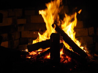 煌々と燃えるキャンプファイヤー