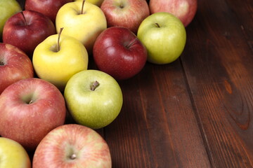 Mele di vario tipo sul tavolo di legno
