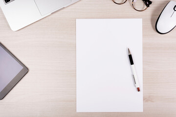 Schreibtisch mit Stift und Zettel, Brille, Laptop, Arbeit