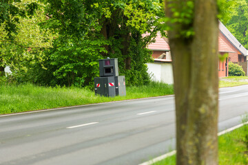 Radarkontrolle mit einem Panzerblitzer an einer Landstraße
