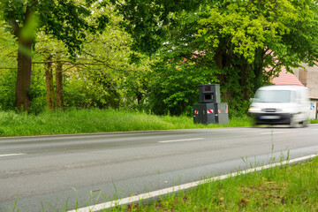 Radarkontrolle mit einem Panzerblitzer an einer Landstraße