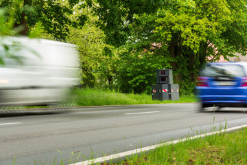 Radarkontrolle mit einem Panzerblitzer an einer Landstraße