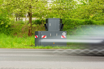 Radarkontrolle mit einem Panzerblitzer an einer Landstraße