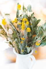 Frühlingshafter Blumenstrauss in Vase mit Unschärfe - 435809630