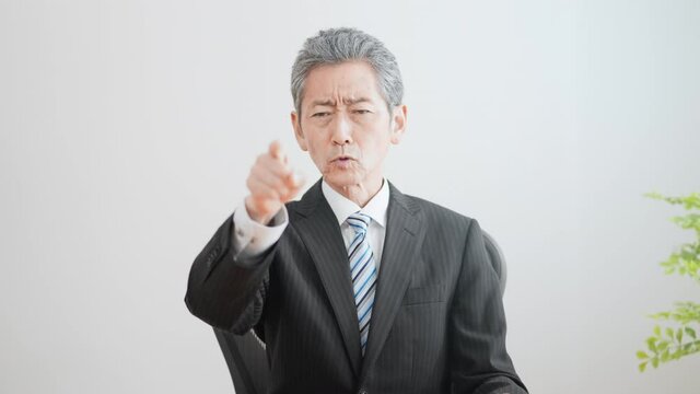 高齢のビジネスマンイメージ　叱る
