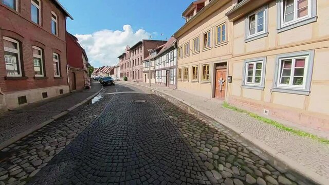 pov, Fahrt durch eine Strasse mit Fachwerkhäusern einer deutschen Kleinstadt