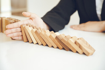 Domino's business people join together. In order to build a business to thrive And jointly reduce business risk strategies by stopping domino business ideas