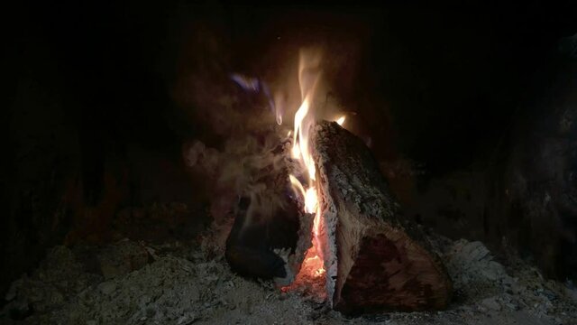 lumbre ardiendo en la chimenea de una casa de campo